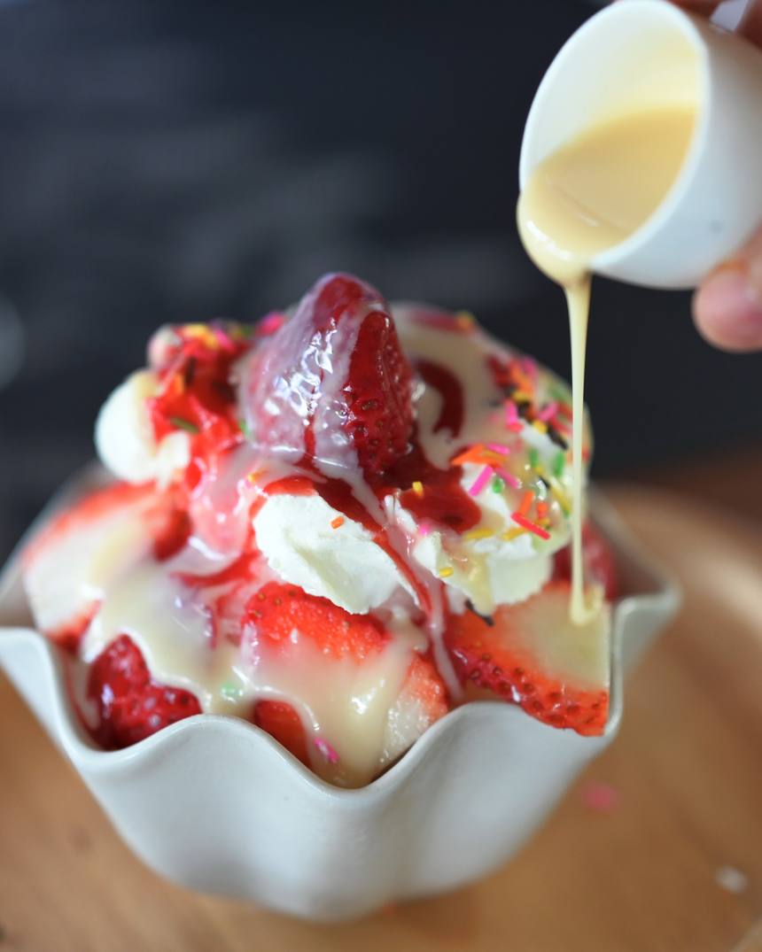 Strawberry shaved ice (bingsu)